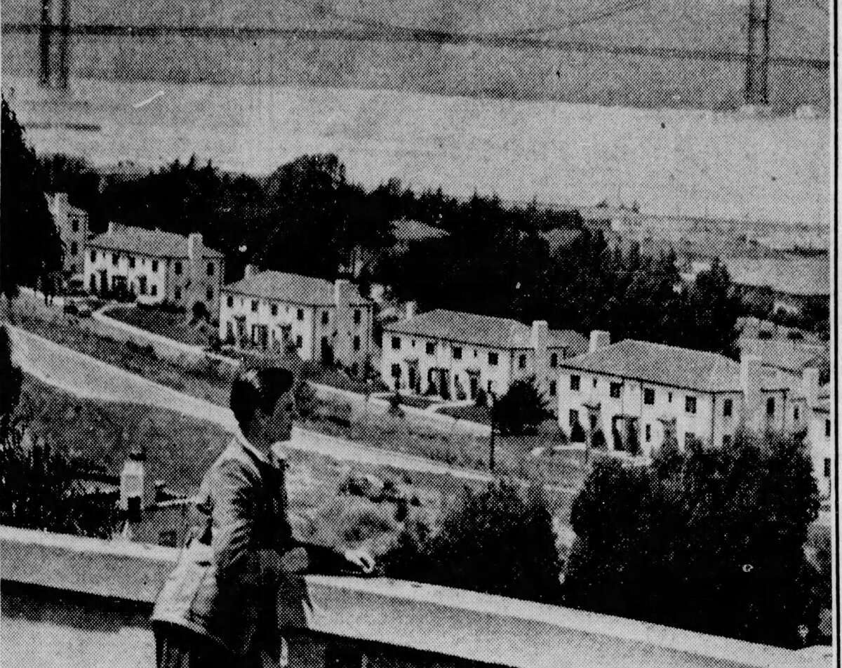 El joven Eduard Wiedemann mira con añoranza la bahía desde su mansión después de que le dijeron que debía abandonar Estados Unidos debido a que su padre era nazi.