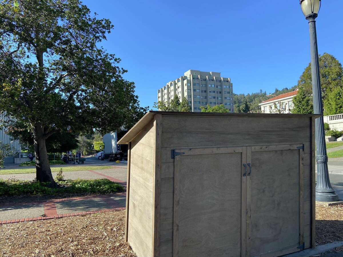 Se trajeron cobertizos de madera para cubrir los botes de basura de UC Berkeley durante el rodaje de "Oppenheimer" el 20 de mayo de 2022.