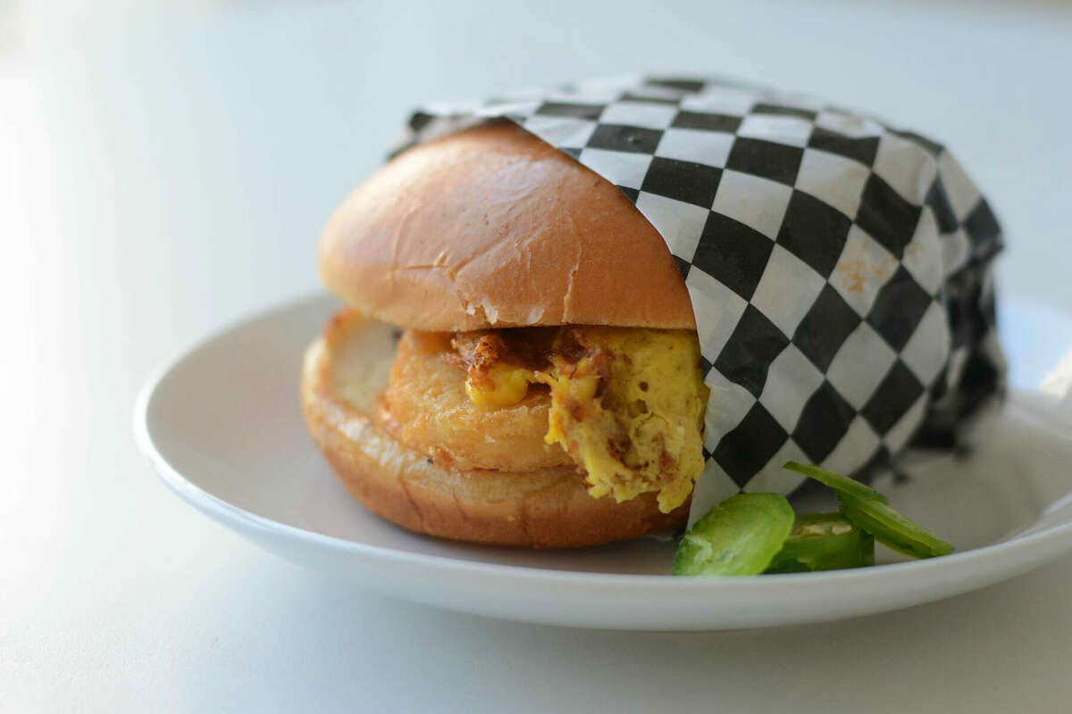 Malibu's Burger es una cura vegana para la resaca, se sirve mejor con una guarnición de jalapeños.