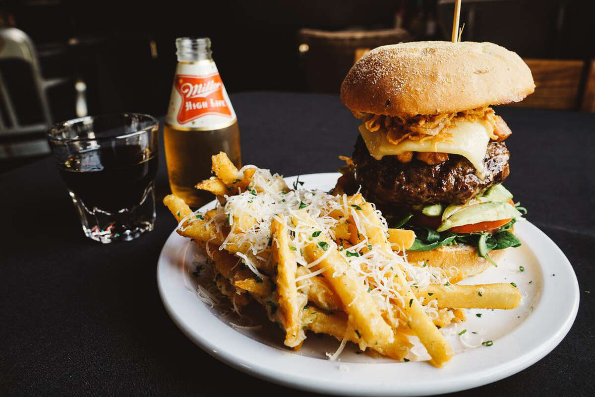 The Box Burger, repleta de aros de chalote crujientes y papas fritas. 