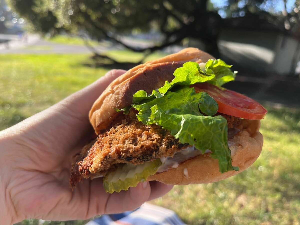 Una TrueBurger en la naturaleza en el lago Merritt. No se deje engañar por lo crujiente: esta hamburguesa de champiñones fritos está rellena de queso.