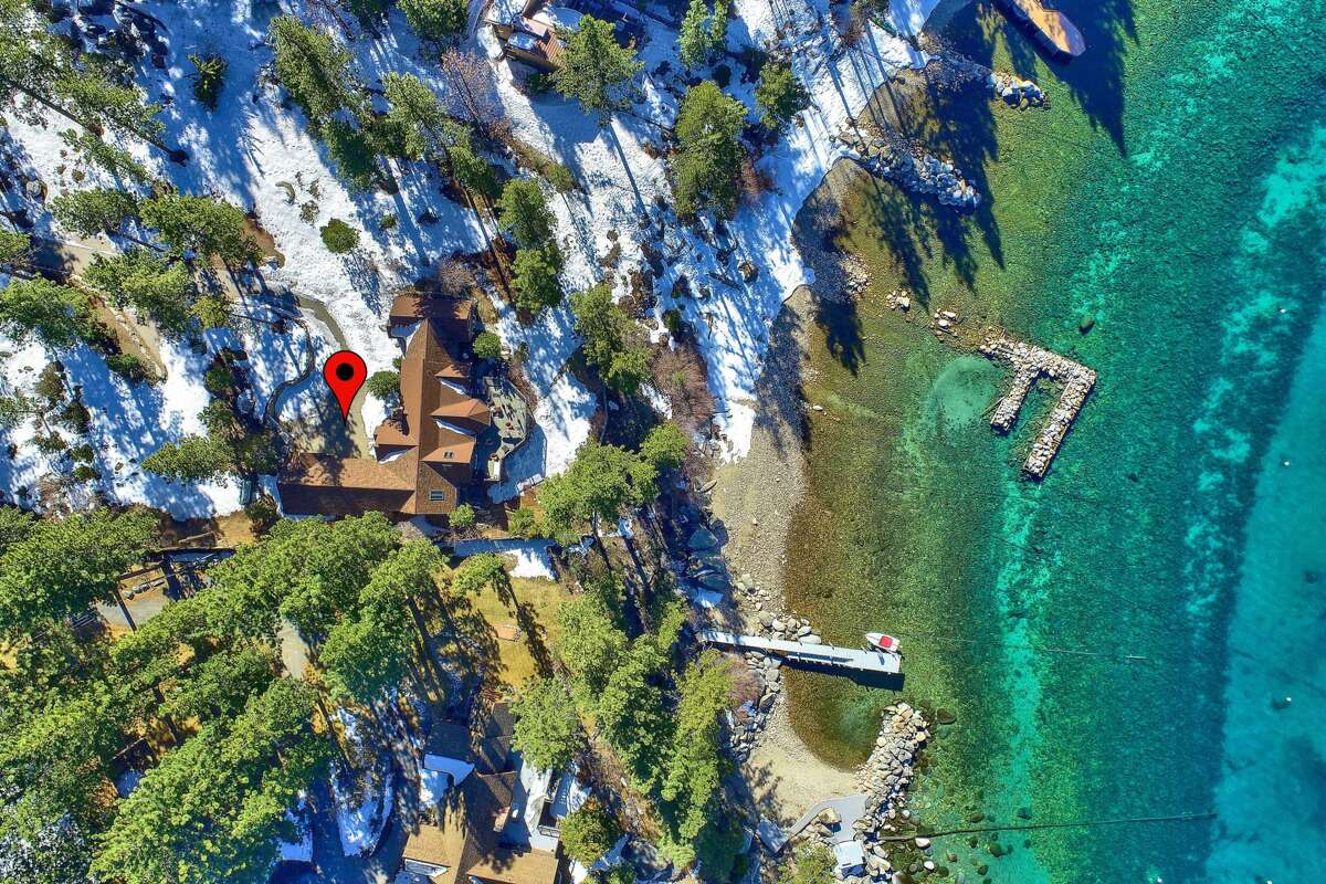 La vista del dron nos muestra la orilla del lago y lo cerca que está la casa del agua. 