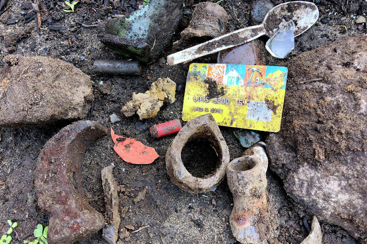 Artículos aleatorios que se encontraron durante la búsqueda del tesoro de Dan Gentile en el Golden Gate Park, el viernes 15 de abril de 2022.