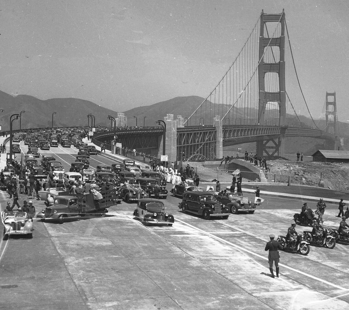 El tráfico de automóviles cruza el recién inaugurado puente Golden Gate el 28 de mayo de 1937. 