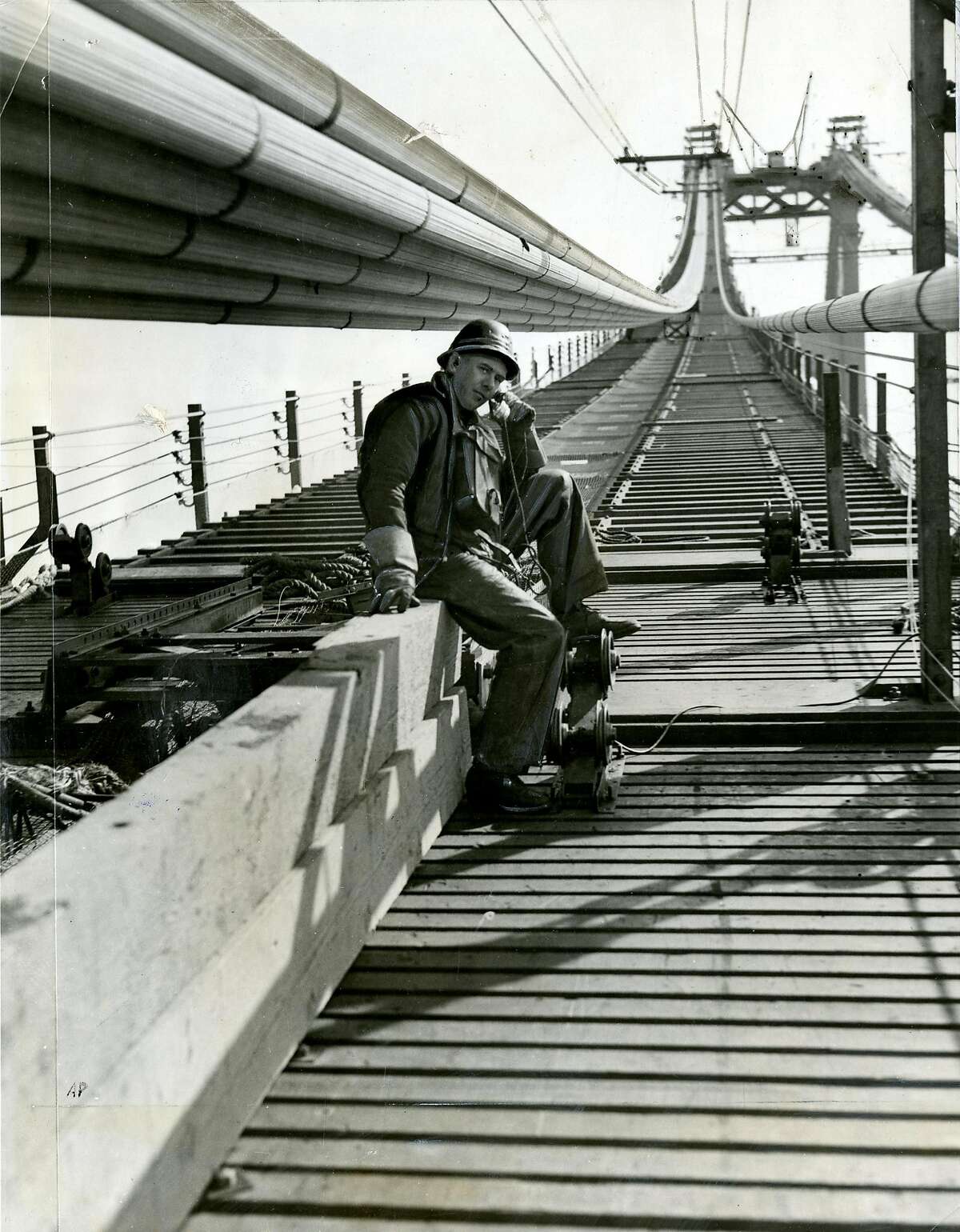 Trabajador de la construcción del puente Golden Gate el 19 de marzo de 1936. Cortesía de Associated Press.