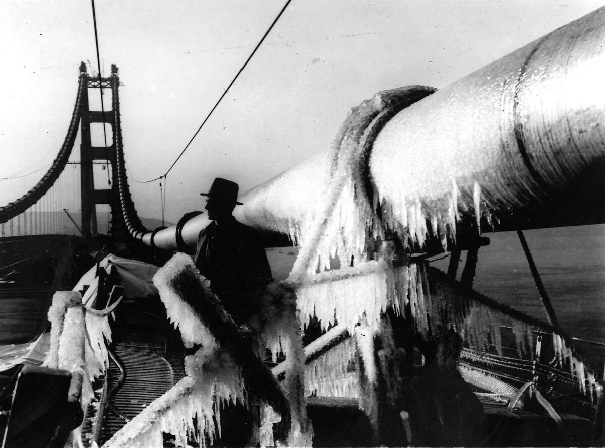 La construcción del puente Golden Gate comenzó el 5 de enero de 1933. El puente se completó y abrió el 27 de mayo de 1937. No hay fecha ni otra información en el reverso de esta foto.