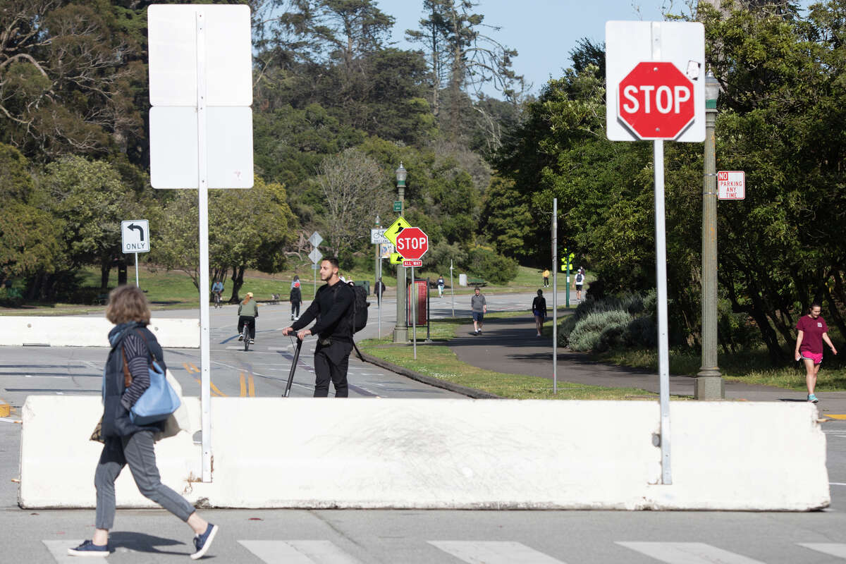 Las barreras muestran dónde los autobuses Muni pueden adelantar a peatones, ciclistas y corredores en una parte de la sección de 1,5 millas de JFK Drive que ahora está permanentemente libre de automóviles en el Golden Gate Park en San Francisco el 17 de mayo de 2022.