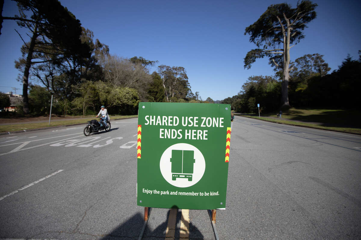 Un letrero donde los peatones, ciclistas y corredores solo pueden usar una parte de la sección de 1.5 millas de JFK Drive que ahora está permanentemente libre de automóviles en el Golden Gate Park en San Francisco el 17 de mayo de 2022.