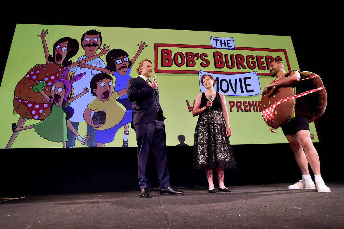 Desde la izquierda: el director de cine Bernard Derriman, con los creadores de Bob's Burgers, Nora Smith y Loren Bouchard, durante el estreno mundial de 20th Century Studios "La película Bobs Burgers" en El Capitan Theatre en Hollywood, California, el 17 de mayo de 2022. 