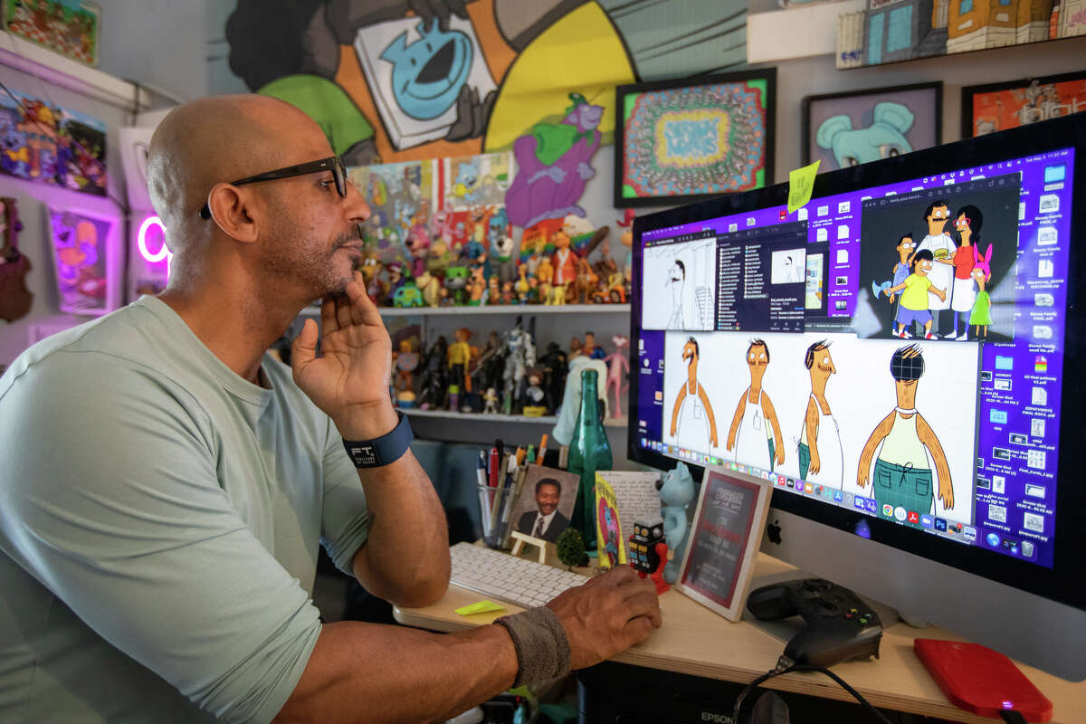 El ilustrador Sirron Norris muestra algunos de los bocetos que creó para el episodio piloto de Bob's Burgers en su estudio de arte en San Francisco, California, el 3 de mayo de 2022.