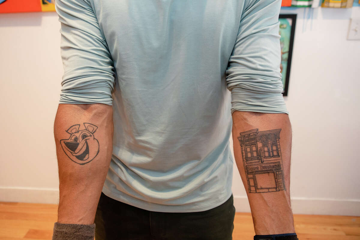 El ilustrador Sirron Norris muestra tatuajes de su obra de arte, que incluye Bob's Burgers, en su estudio de arte en San Francisco, California, el 3 de mayo de 2022.
