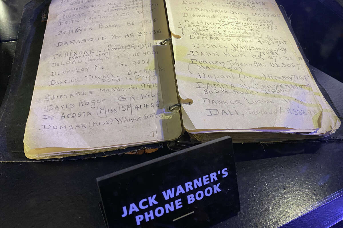 La guía telefónica de Jack Warner, con el número de Walt Disney en exhibición.