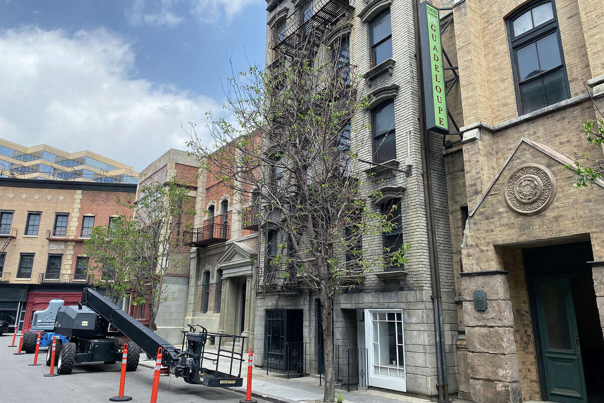 La calle "Nueva York" en el lote de Warner Bros. La fachada gris era el orfanato en la versión de 1982 de "Annie".