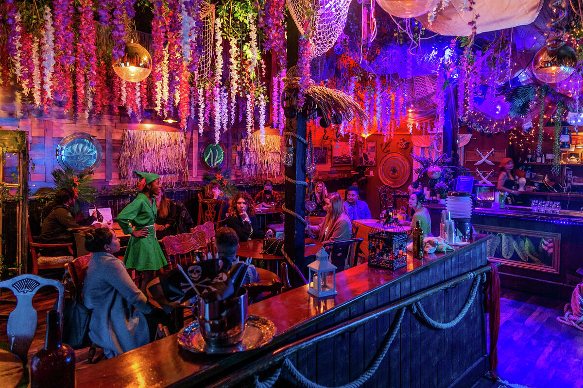 El diseño interior de Neverland Experience rebosa de intrincados detalles del universo de Peter Pan del autor JM Barrie, como se vio la noche del miércoles 25 de mayo de 2022 y hasta el 7 de agosto de 2022. 