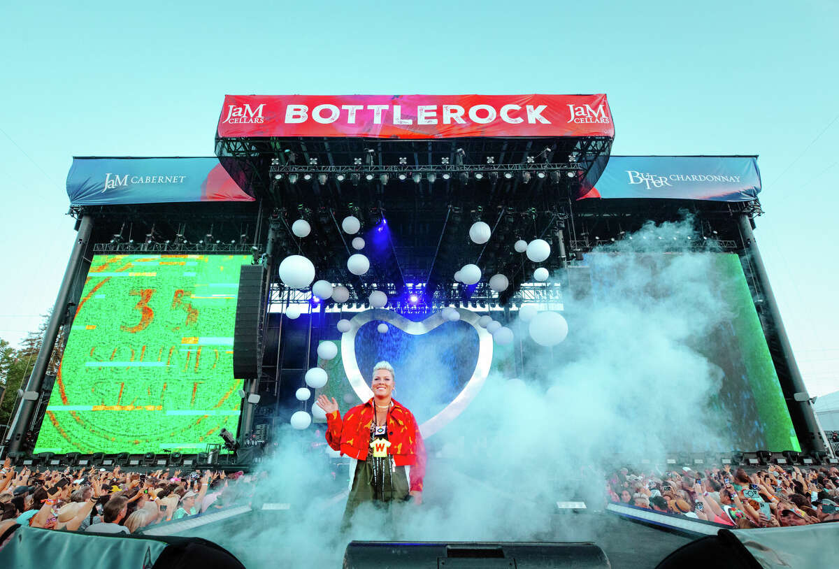 Pink se presenta en el aire durante BottleRock el 29 de mayo de 2022 en Napa, California.