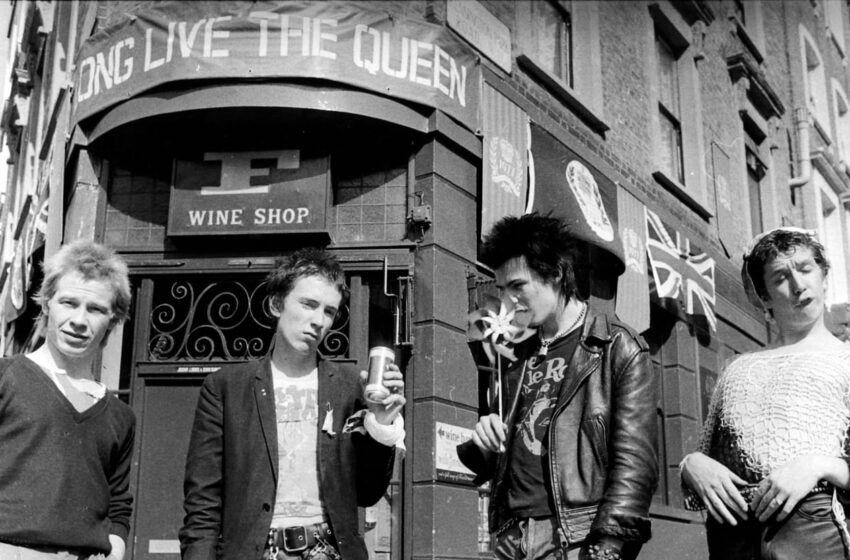  Steve Jones, de los Sex Pistols, recuerda el caos punk de “Pistol”.