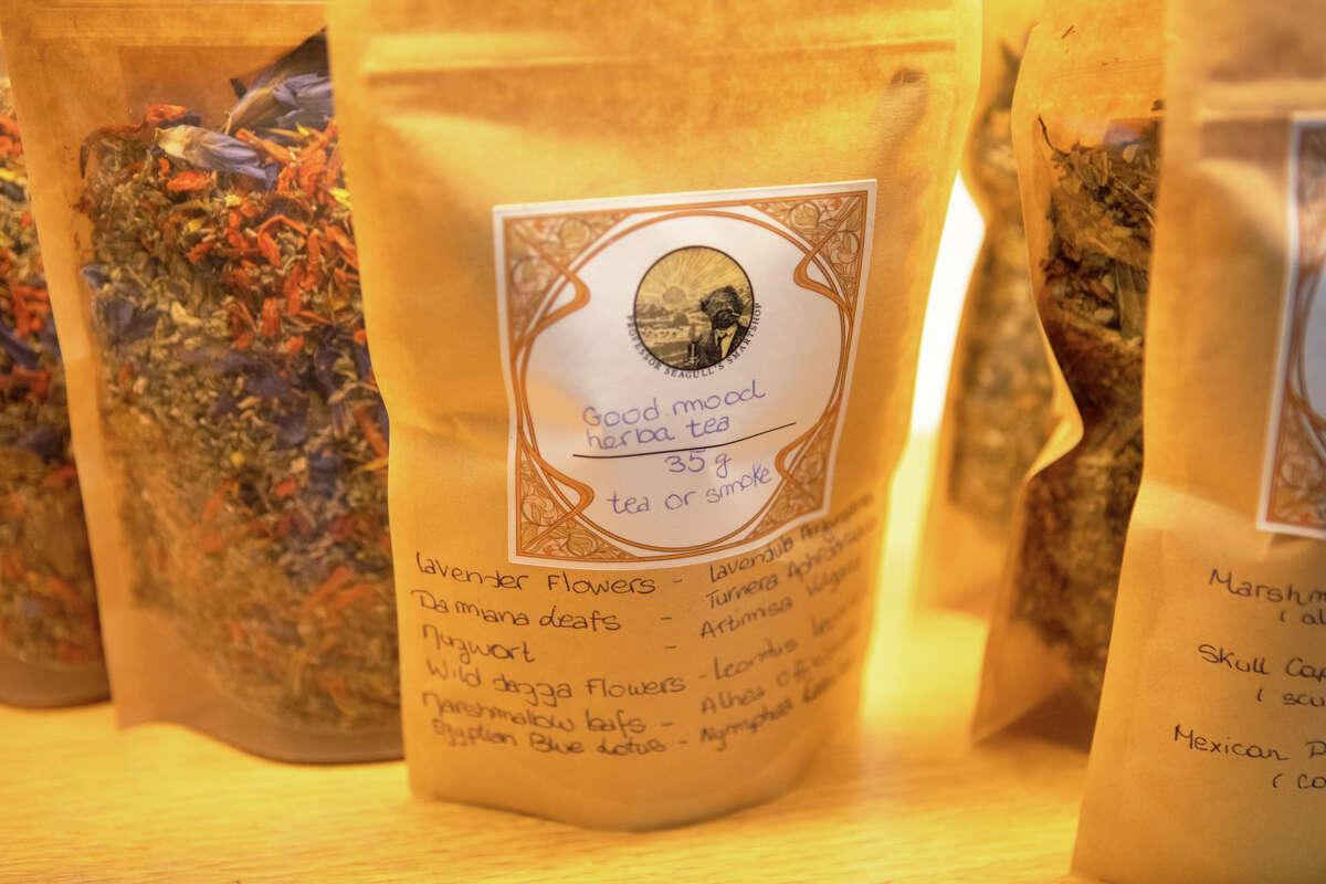 Algunas de las hierbas que se pueden consumir en un té o fumar en la Smartshop del profesor Seagull en San Francisco, California, el 19 de mayo de 2022. La tienda se especializa en psicodélicos oscuros y legales.