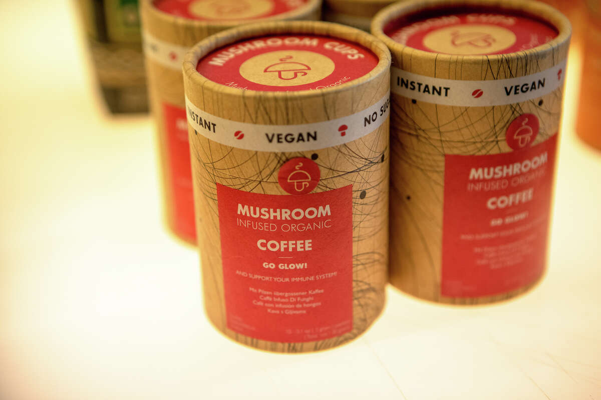 Un poco de café infundido con hongos disponible en la Smartshop del Profesor Seagull en San Francisco, California, el 19 de mayo de 2022. La tienda se especializa en psicodélicos oscuros y legales.