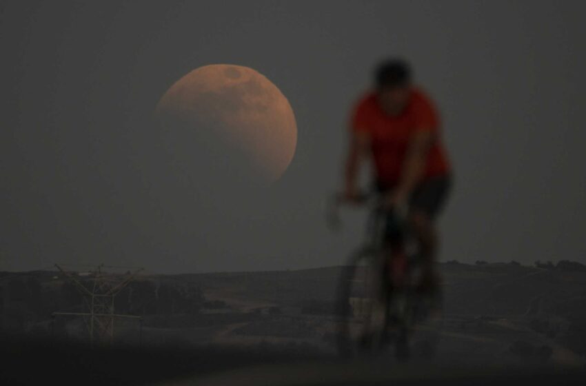  AP PHOTOS: El eclipse lunar emociona a los observadores de estrellas en las Américas