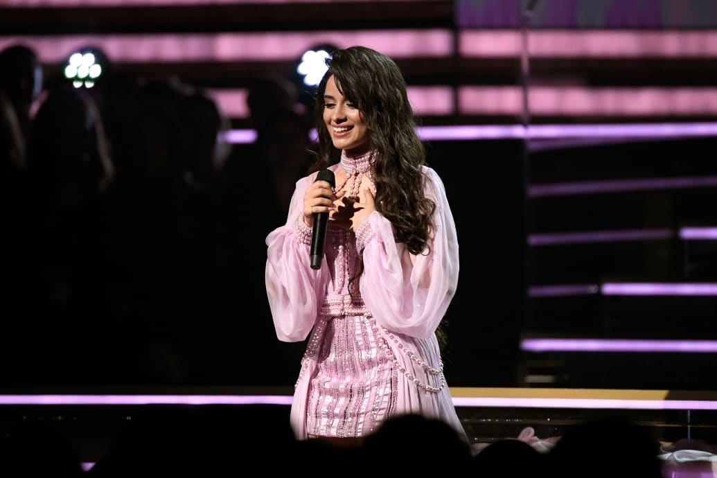 Camila Cabello actúa en el escenario durante la 62ª edición de los premios GRAMMY en el Staples Center el 26 de enero de 2020 en Los Ángeles, California.