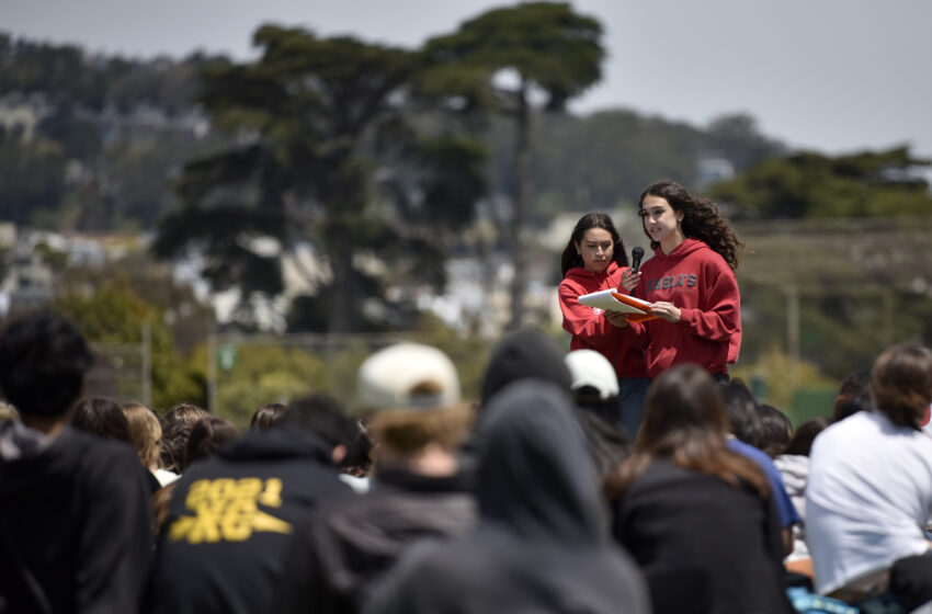  Cientos de estudiantes de San Francisco abandonan un colegio privado de élite para protestar contra las agresiones sexuales