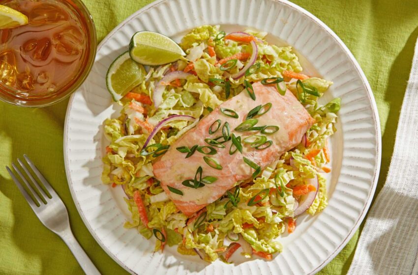  El aderezo de cítricos y miso agrega brillo al salmón y a la ensalada de repollo napa