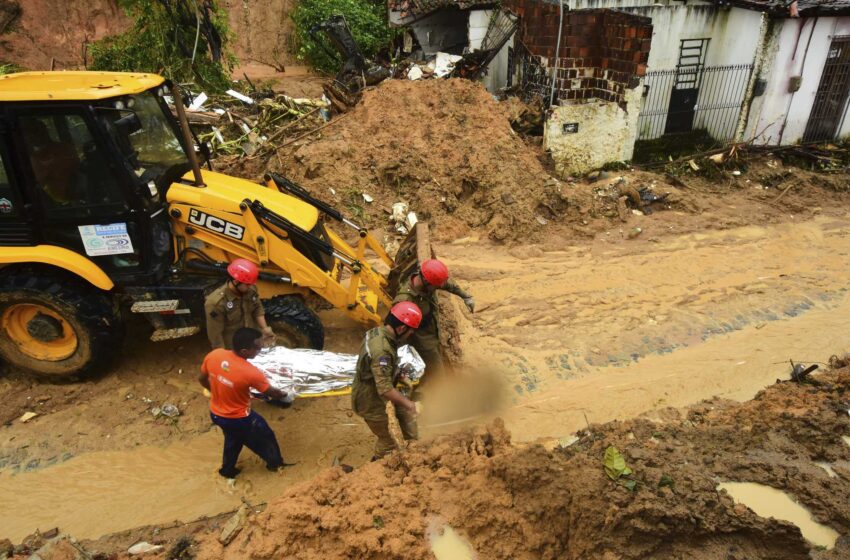  El número de muertos por las inundaciones en Brasil es de al menos 91, con decenas de pérdidas