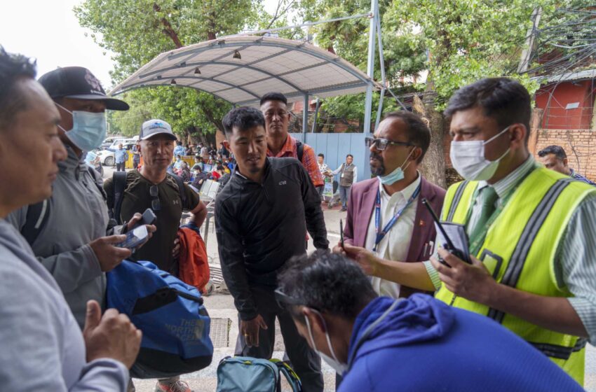  Encuentran los restos de un avión con 22 personas a bordo en las montañas de Nepal
