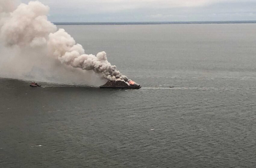  Guardacostas: Extinción del incendio en una barcaza en la bahía de Delaware