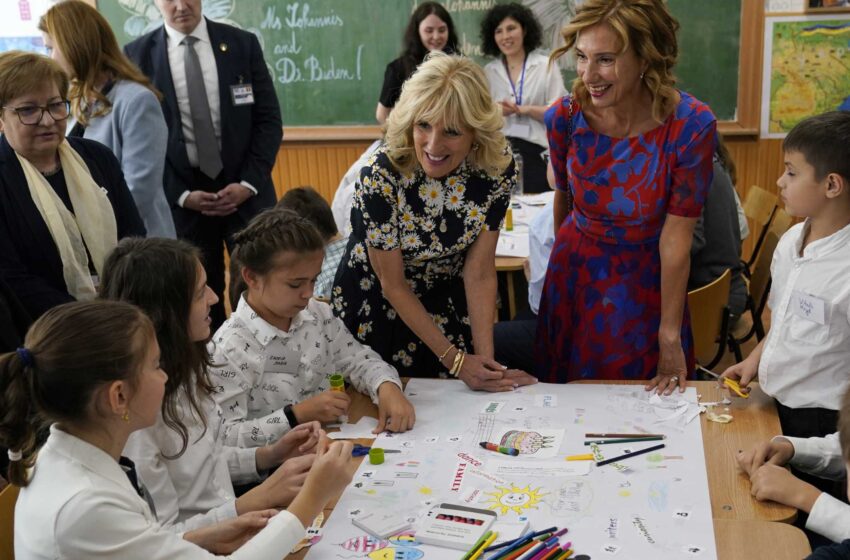  Jill Biden escucha la angustia de las madres ucranianas ahora en Rumanía