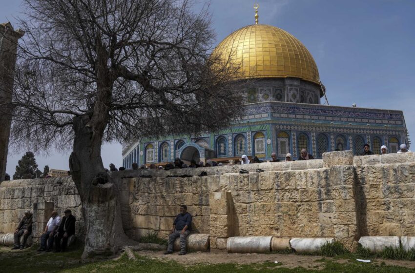  La policía israelí entra en el tenso lugar sagrado mientras se reanudan las visitas judías