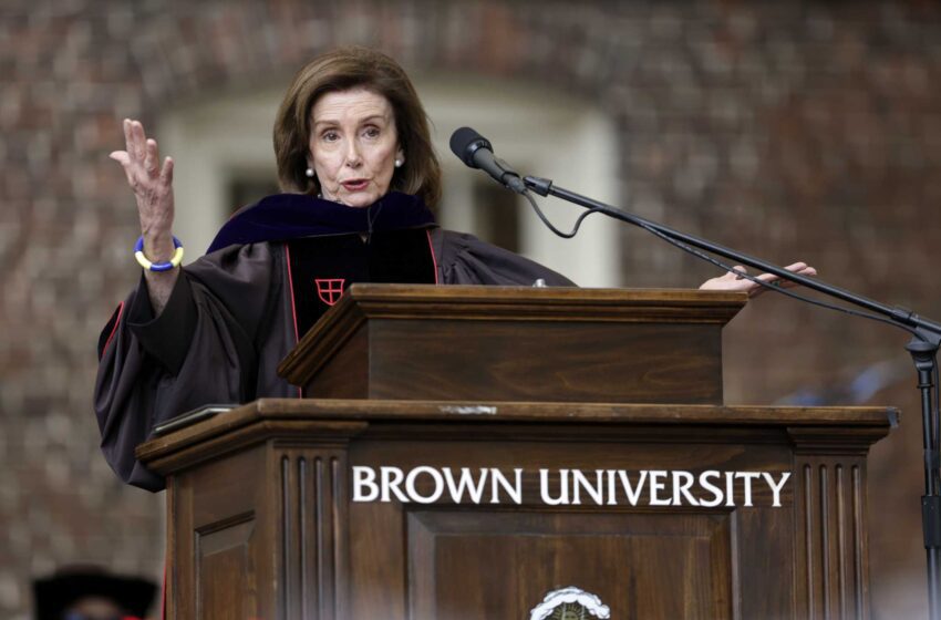  La presidenta de la Cámara de Representantes, Nancy Pelosi, pide a los graduados que se aferren a la esperanza