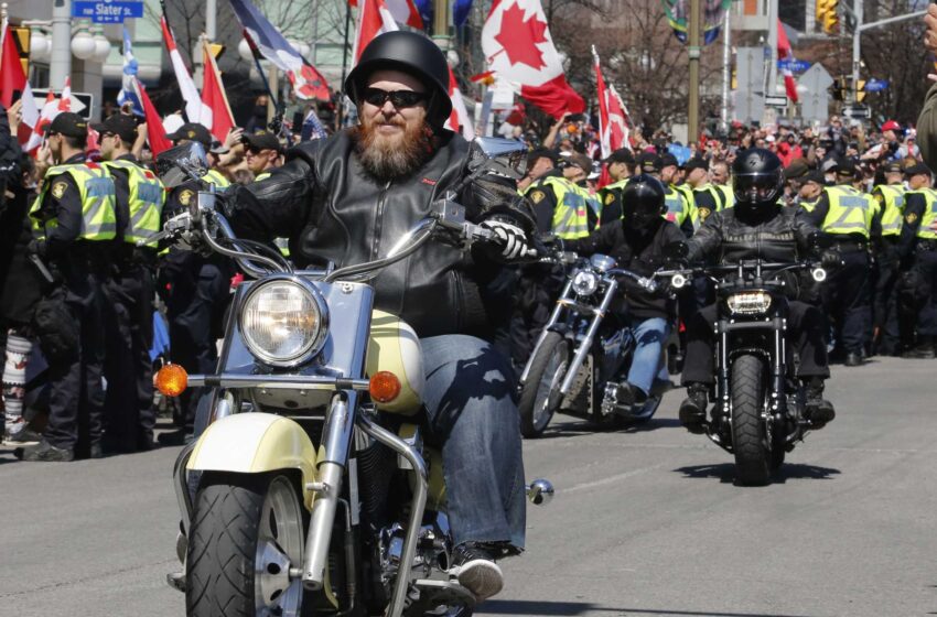  Las motos retumban en la capital canadiense bajo la mirada de la policía