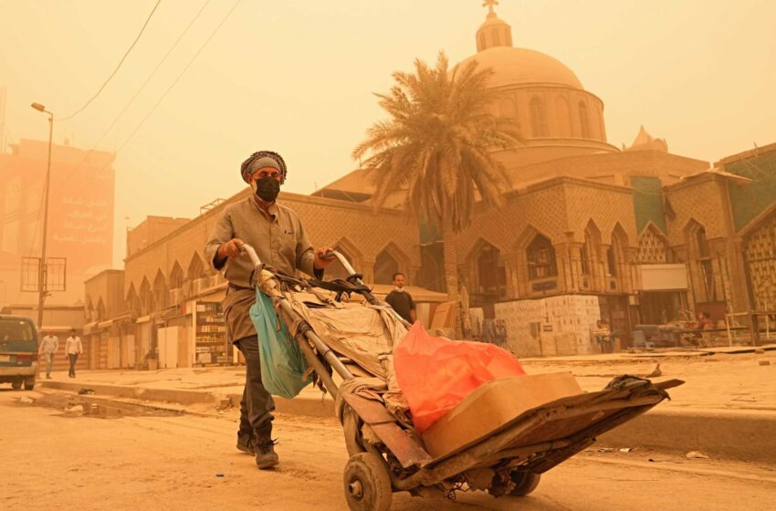  Los comerciantes iraquíes luchan en medio de una serie de fuertes tormentas de arena