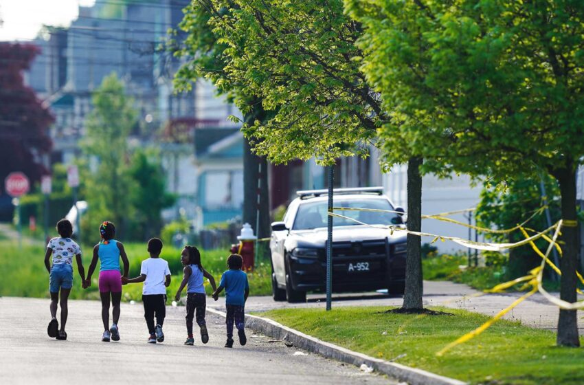  Los consejeros escolares piden ayuda tras el tiroteo en Buffalo