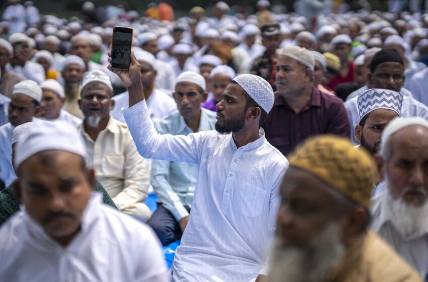  Los musulmanes de la India celebran el Eid al-Fitr en medio de la violencia comunitaria