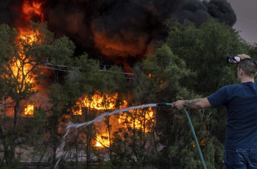  Los residentes evacuan mientras el fuego hace estragos en la empresa química de Omaha