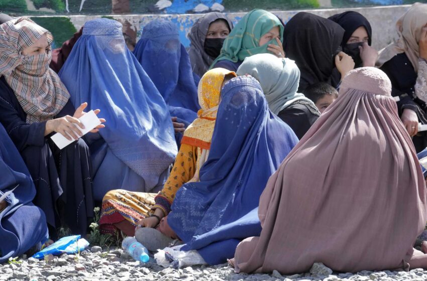  Los talibanes de Afganistán ordenan a las mujeres que se cubran de pies a cabeza