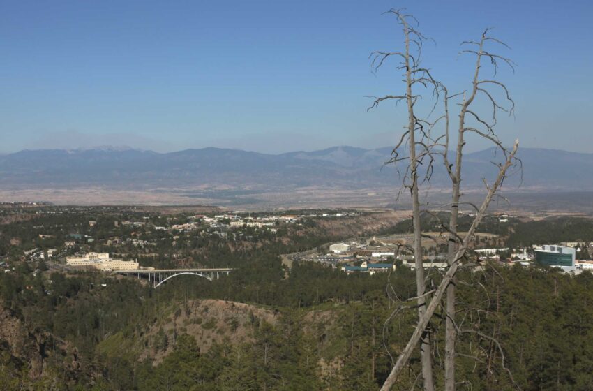 Los vientos bajos pueden ayudar a los equipos a controlar el enorme incendio forestal de Nuevo México