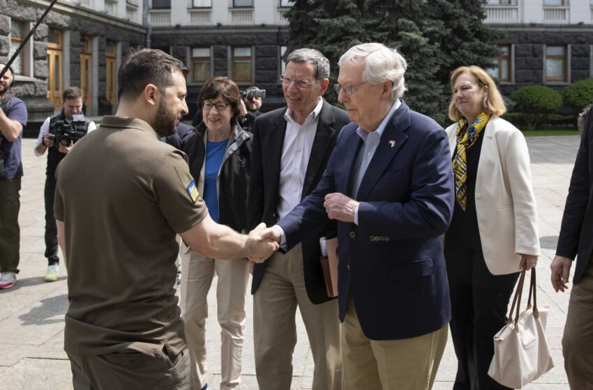  McConnell y los senadores del GOP se reúnen con Zelenskyy en una parada sorpresa en Kiev