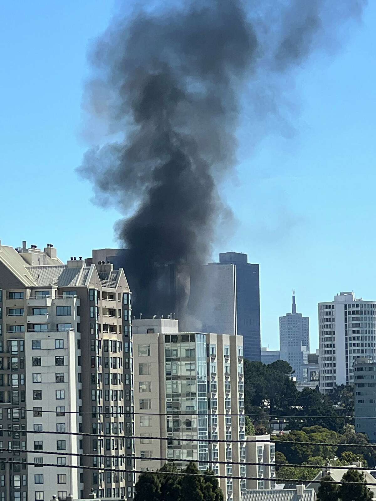 El Departamento de Bomberos de San Francisco respondió a un incendio en un edificio en el 1355 de Ellis el 13 de mayo de 2022.