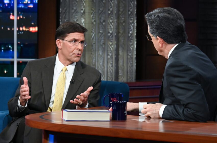  Stephen Colbert interroga a Mark Esper por aprovecharse de los secretos de Trump