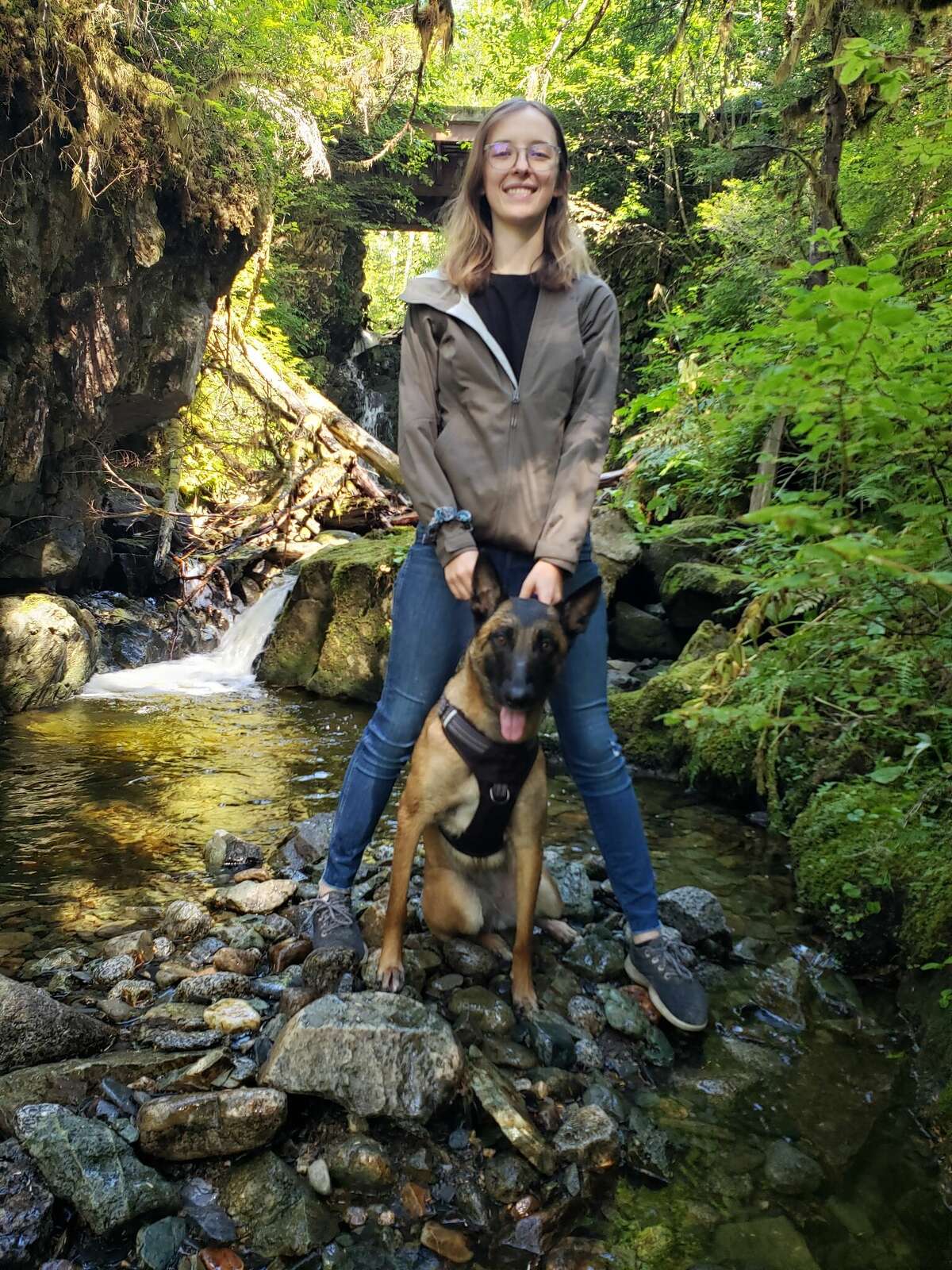 Erin Wilson y su perra Eva, que acudió al rescate cuando un puma la atacó.