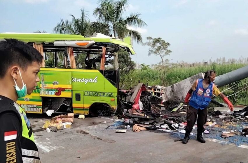  Un autobús turístico de Indonesia choca contra una valla publicitaria y deja 14 muertos