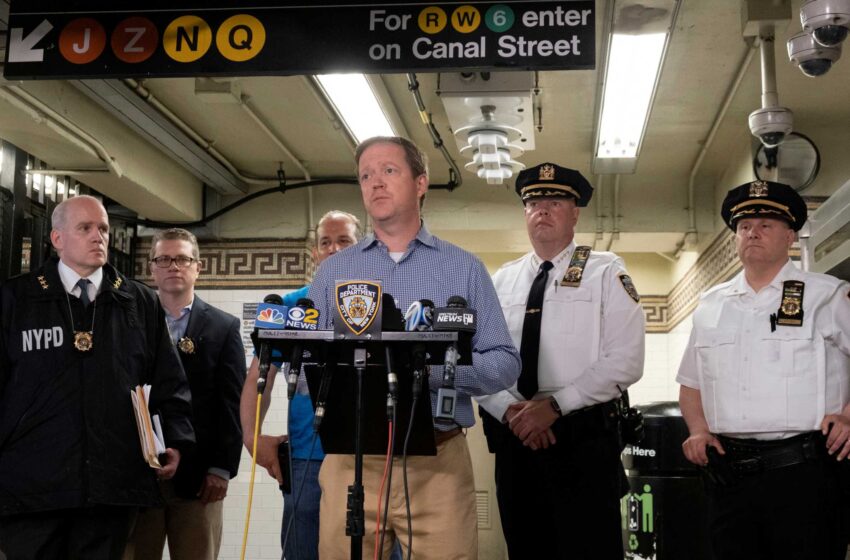  Un hombre recibe un disparo mortal en el metro de Nueva York; el sospechoso está prófugo
