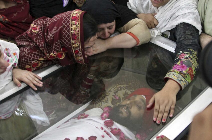  Un terrorista suicida mata a 6 personas y hombres armados matan a 2 sikhs en el noroeste de Pakistán