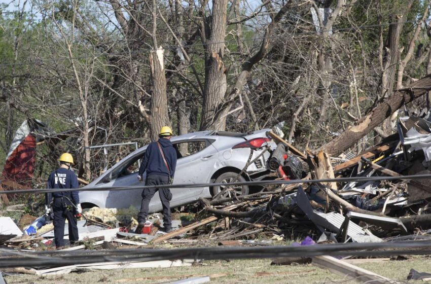  Un tornado atraviesa Kansas; 3 estudiantes mueren en un accidente