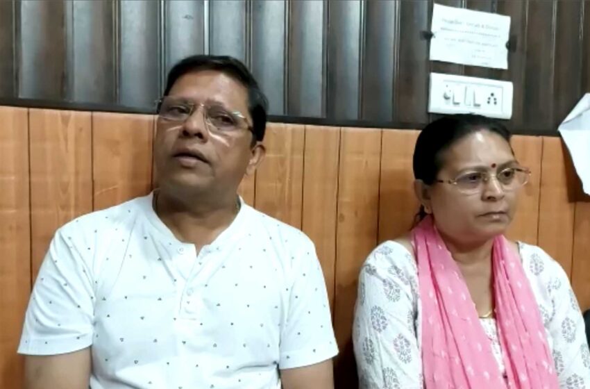  Una pareja india que anhela tener un nieto demanda a su hijo y a su esposa