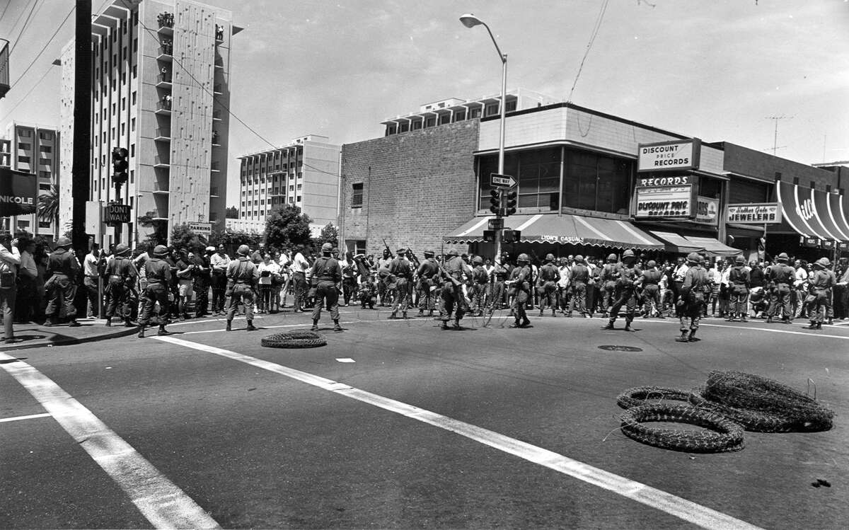 Las tropas de la Guardia Nacional de California ocupan la intersección de Telegraph Avenue y Channing Way en mayo de 1969.