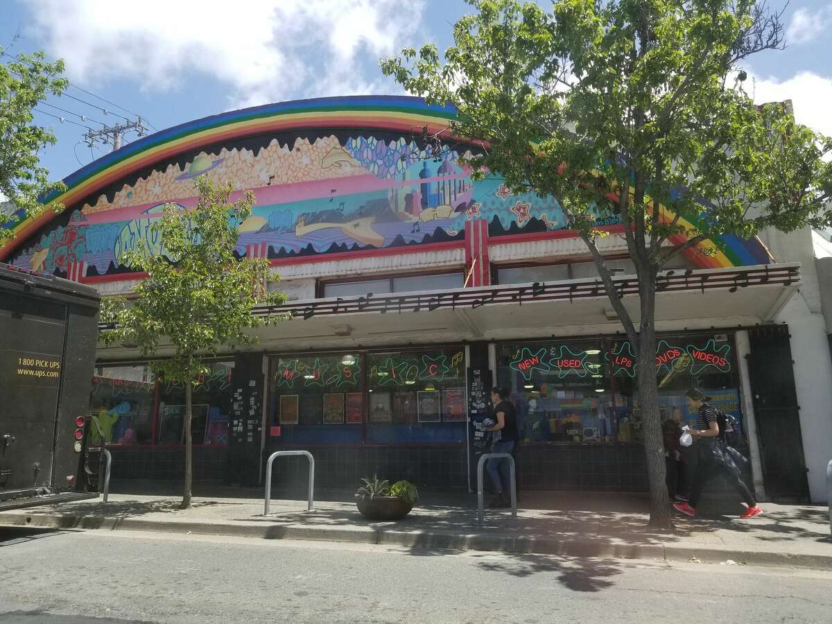 La gente pasa frente a la fachada de Amoeba Music en Telegraph Avenue.